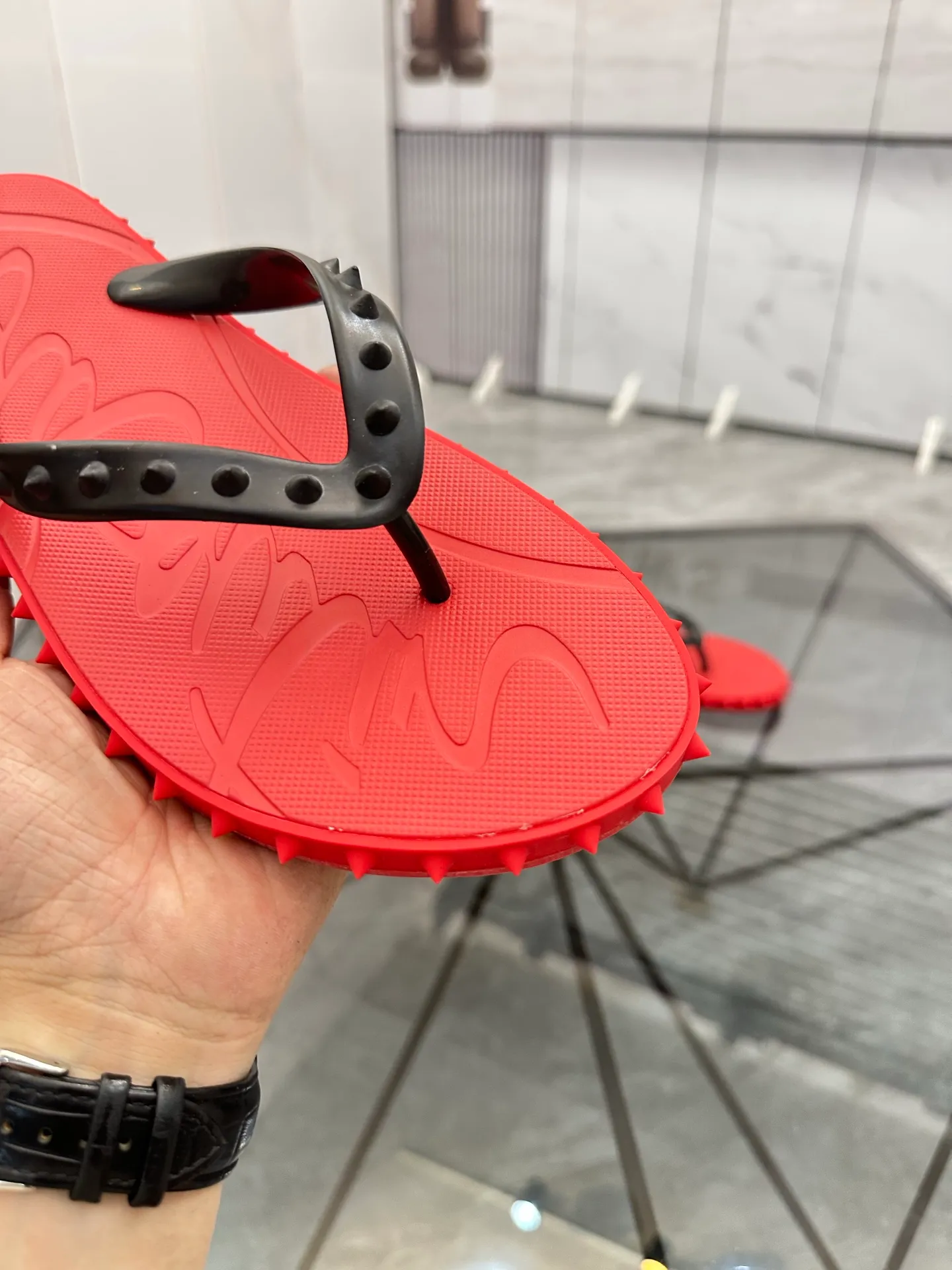 Men's shoes: 💰P280¥ Product trademark: CL red-soled shoes* "CL*" flip-flops Regular size: 36-44 (can be customized to 45.46) Couple style Product materials: Original material from upper counter, 5D color printing process, high-end rivets, original lining, original outsole. Number: 789